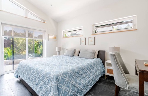 Clyde Hill House | Light & Bright 2BR - 2Baths, Patio, Fenced Garden, WIFI, Pet friendly, 30d+ ok