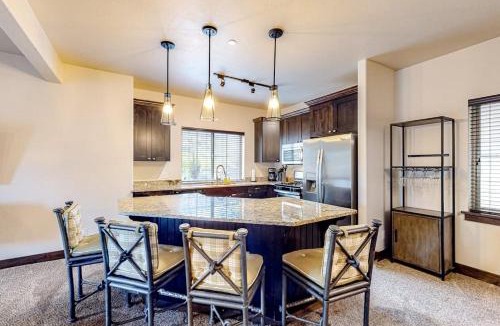 Bear Hollow Village House | Light-filled condo near Canyons Village with mountain view pool & hot tubs