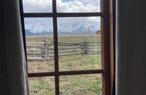Stanley House | Lil’ Rustic Cabin with VIEWS! of the Sawtooth Mtns