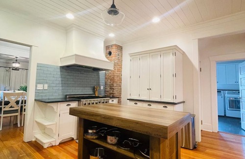 Moscow House | Lovely 4-bed/2-bath house with plenty of space for large groups