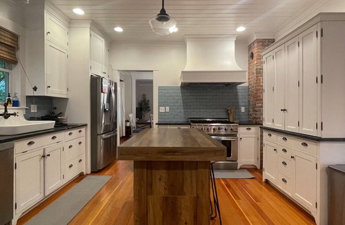 Moscow House | Lovely 4-bed/2-bath house with plenty of space for large groups