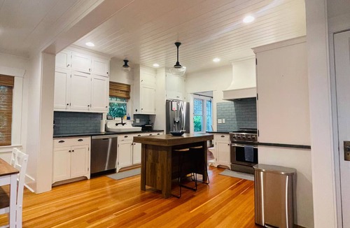 Moscow House | Lovely 4-bed/2-bath house with plenty of space for large groups