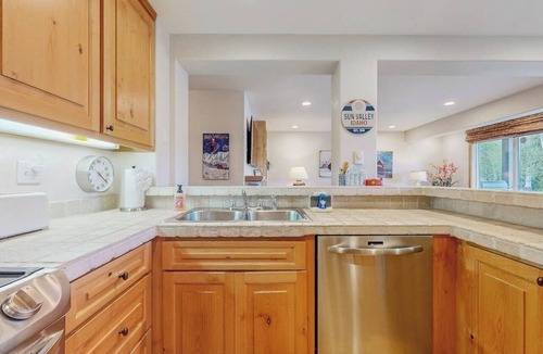 Elkhorn Village Condo | Lovely condo w/beautiful views & shared pool/hot tub/tennis/golf