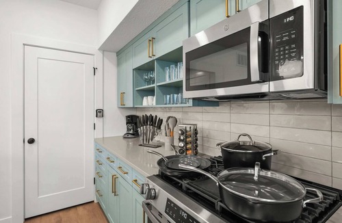 People's Freeway Condo | LUX SLC Townhome King Bd Garage Sauna Near Airport