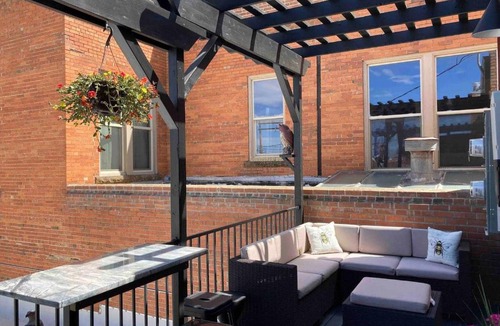 Sheridan Hotel | Luxe Main St Loft with Rooftop Lounge and Balcony