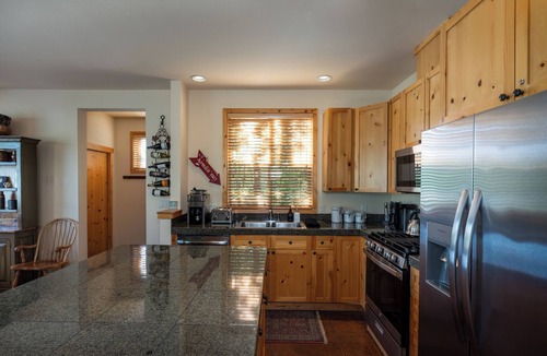 Warm Springs Condo | Luxurious, affordable condo one mile from downtown