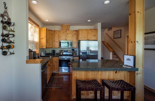 Warm Springs Condo | Luxurious, affordable condo one mile from downtown