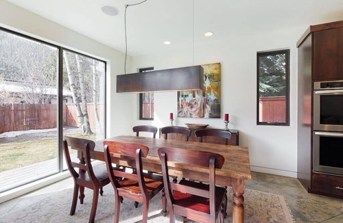 Warm Springs House | Luxurious home with hot tub, indoor/outdoor fireplace & WiFi - great location
