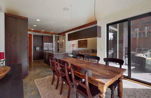 Warm Springs House | Luxurious home with hot tub, indoor/outdoor fireplace & WiFi - great location