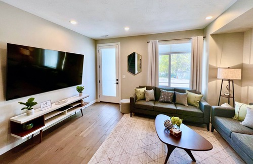 People's Freeway House | Luxury 3-Bed Townhome (82" TV, Free EV Charging)