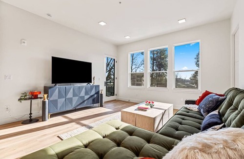 Eagle Apartment | Luxury Downtown Eagle Condo King Suite Parking Walk to Dining and River
