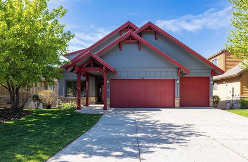 Eden House | Luxury Eden Home: 8 bedrooms, Full valley views, Hot Tub, Amenities & Pets OK!