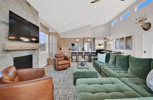 Wolf Creek House | Luxury Eden Retreat: Hot Tub & Mountain Views