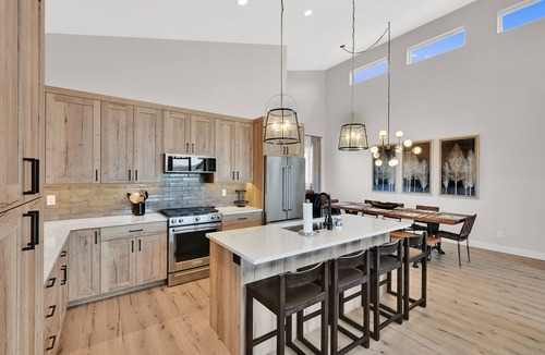 Wolf Creek House | Luxury Eden Retreat: Hot Tub & Mountain Views