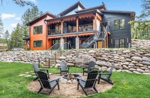 Gallatin Gateway House | Luxury Gallatin Riverfront Retreat - Hot Tub, Sauna & Near Big Sky