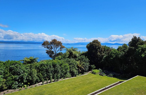 Acacia Bay Apartment | Luxury retreat for two beside the great lake.