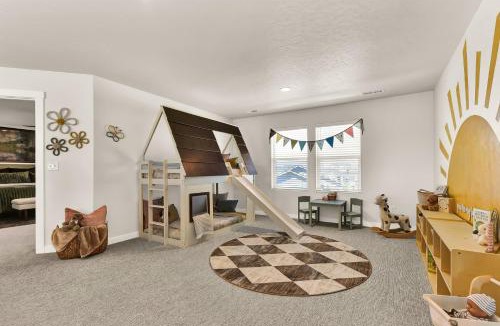Meridian House | Luxury Retreat Pool Hot Tub Game Room Sleeps 17