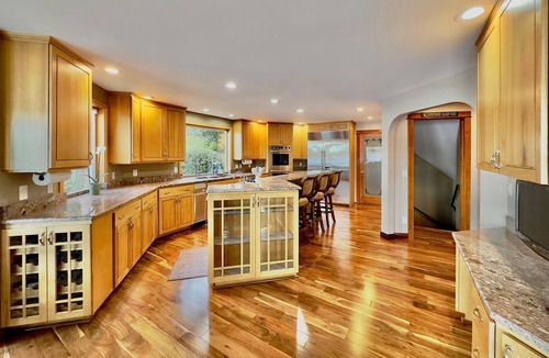 Retsil House | Luxury Waterfront Home, Sleeps 14, 4BR + Bonus Room, Private Beach & Pickleball