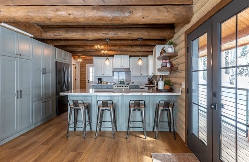 Alpine Northeast Cabin | Magnificent Cabin with Spa and Luxurious Interior in Wyoming