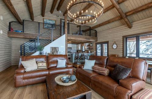 Alpine Northeast House | Magnificent Cabin with Spa and Luxurious Interior in Wyoming