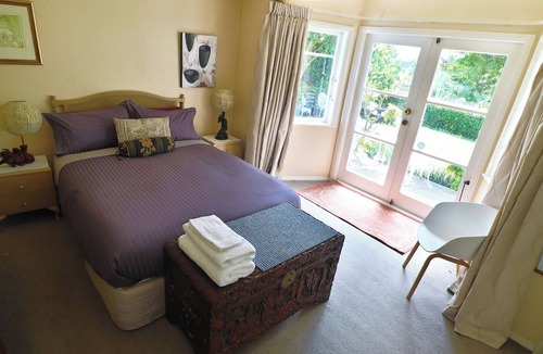 Taumarunui Bed & Breakfast | Magpie Cottage - Homestay, B&B. Attractive period cottage with modern amenities.