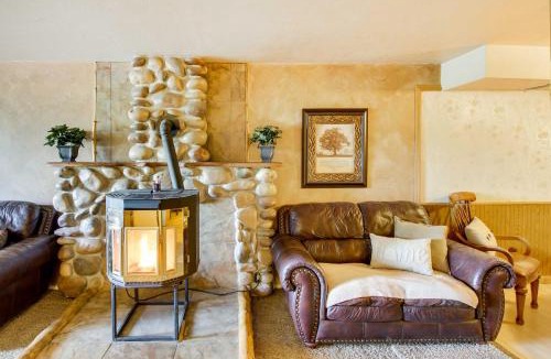 Paris House | Main Street Townhome - 12 Miles to Bear Lake!