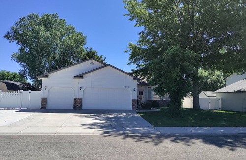 Meridian House | Majestic Meridian BnB - Spacious 4BR/2BA & Cinema