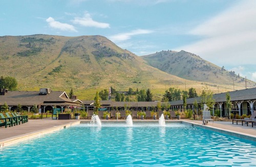 Jackson House | Make Your Trip More Enjoyable! 3 Convenient Units, Onsite Pool, Free Parking