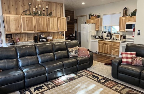 Garden City Cabin | MAMA BEAR CABIN -RUSTIC LOG Cabin Retreat - Boat Parking - All Size Groups