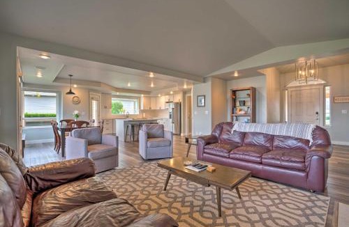 Wapato Point House | Manson Villa w/Hot Tub ~ 1 Mi to Wineries!