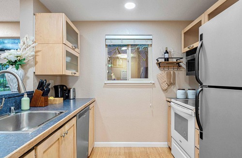 Redmond House | @ Marbella Lane - Cozy Forest Cabin Min from DWNTN