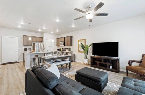 Meridian House | Meridian Family Home | King Bed | 4 TVs | Work From Home Setup | Freeway Access