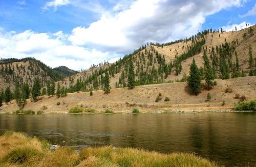 Superior House | Micham's Clark Fork River Retreat - River Front, Mountain View, Fire Pit - Cabin 4