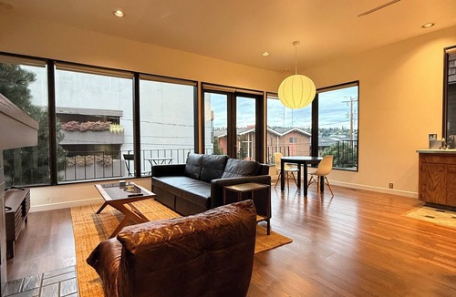 Westlake Apartment | Mid Century Modern 2-bedroom apartment in the heart of Seattle