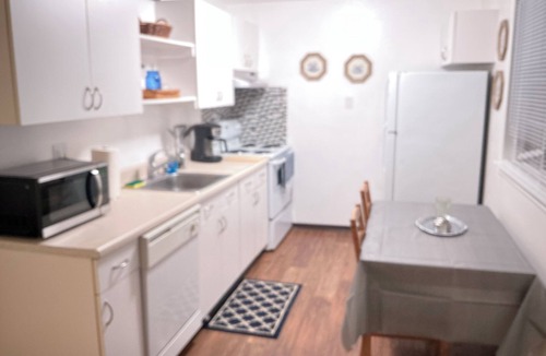 Kent Apartment | Midway Rambler Especial, Comfy furnishings and a Convenient location.