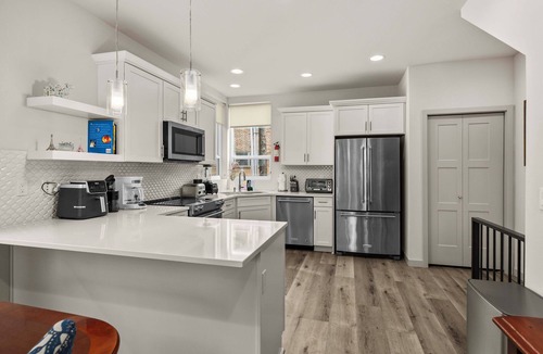 University District House | Modern 3BR Townhome in Seattle Near to Downtown