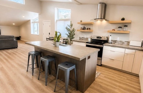 Pleasant Grove Apartment | Modern and Cozy Retreat