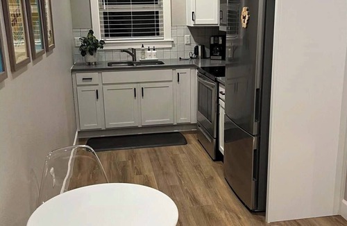 Manito Apartment | Modern Apartment 2 blocks from Manito Park
