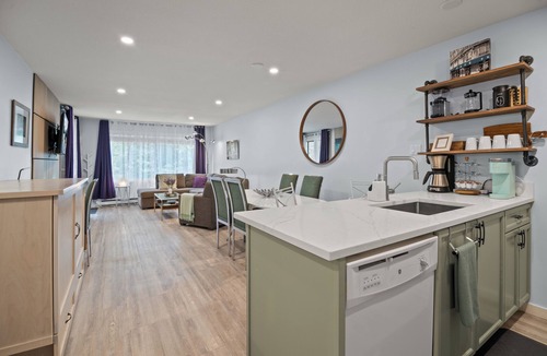 Panorama Condo | Modern Bear retreat ,Creekside ,Hike, Bike, Ski, Soak, Ground level