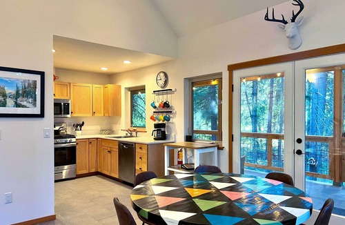 Leavenworth House | Modern Beaver Valley Cabin w/Hot Tub & Games!