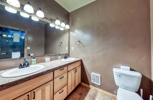 McCall Cabin | Modern cabin w/ WiFi, game room & wood stove - walk to town, golf & Payette Lake