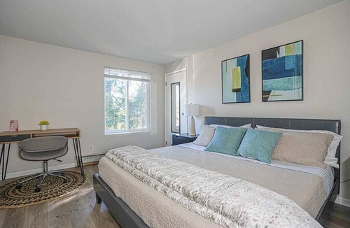 Bridle Trails Condo | Modern & Cozy Microsoft Campus Condo with Parking