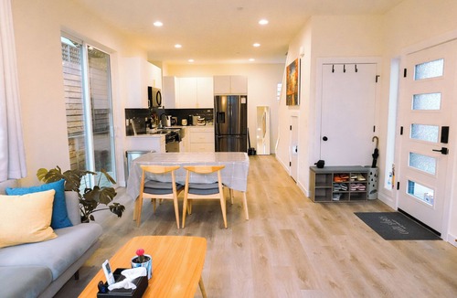 Judkins Park House | Modern, Family Friendly, King Bed, AC, 65in TV Prime Location