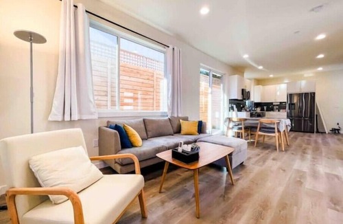 Judkins Park House | Modern, Family Friendly, King Bed, AC, 65in TV Prime Location