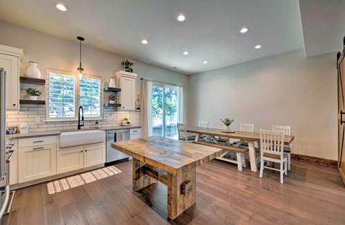Woodland Estates House | Modern Farmhouse w/Patio, Grill & Mtn Views!