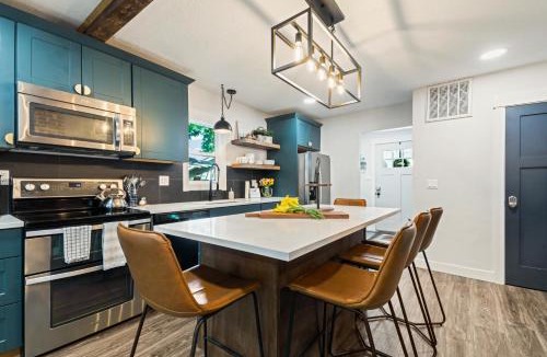 Caldwell House | Modern Gatsby 2b15b Caldwell Near Golf Course!