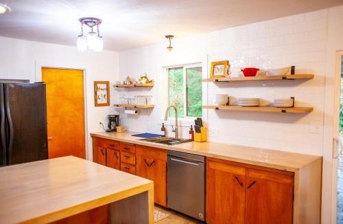The Dalles House | Modern Gorge Lodge