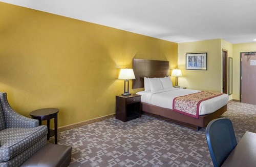Blackfoot Hotel | Modern King Room | Complimentary Hot Breakfast Buffet & Free On-Site Parking