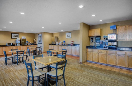 Blackfoot Hotel | Modern King Room | Complimentary Hot Breakfast Buffet & Free On-Site Parking