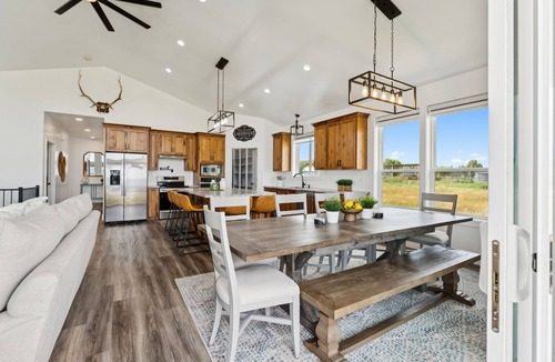 St. Charles Cabin | Modern Lakehouse l Slps 34 l Courts + Chefs Kitchen l Bear Lake Haven
